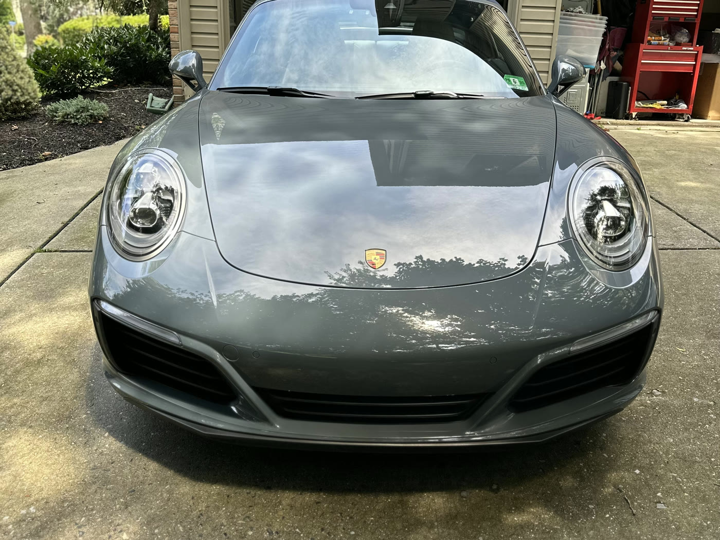 Porsche 911 — front-end detail